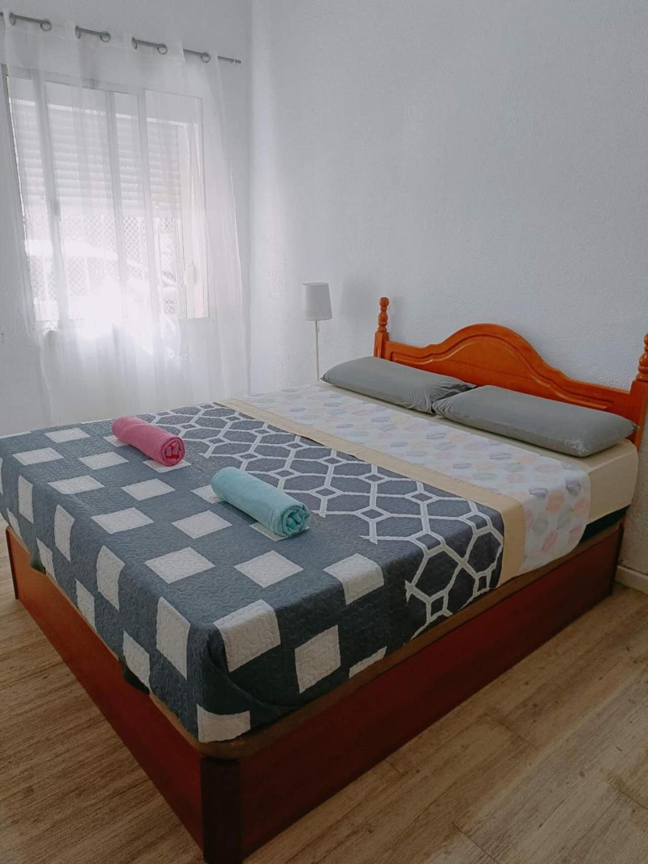 8 Mins Walk To Train Station Low Cost Youth Hostel Seville Exterior photo